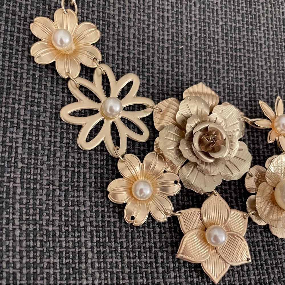 Brand new Retro Bib metal brushed gold tone Floral pearl necklace - Picture 3 of 10